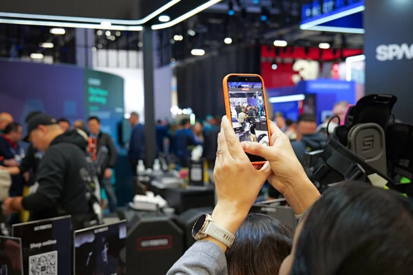 全球首款潮流外骨骼亮相CES，突破技术桎梏引领未来生活(图1)