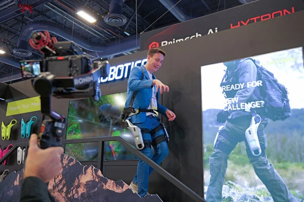 全球首款潮流外骨骼亮相CES，突破技术桎梏引领未来生活(图4)